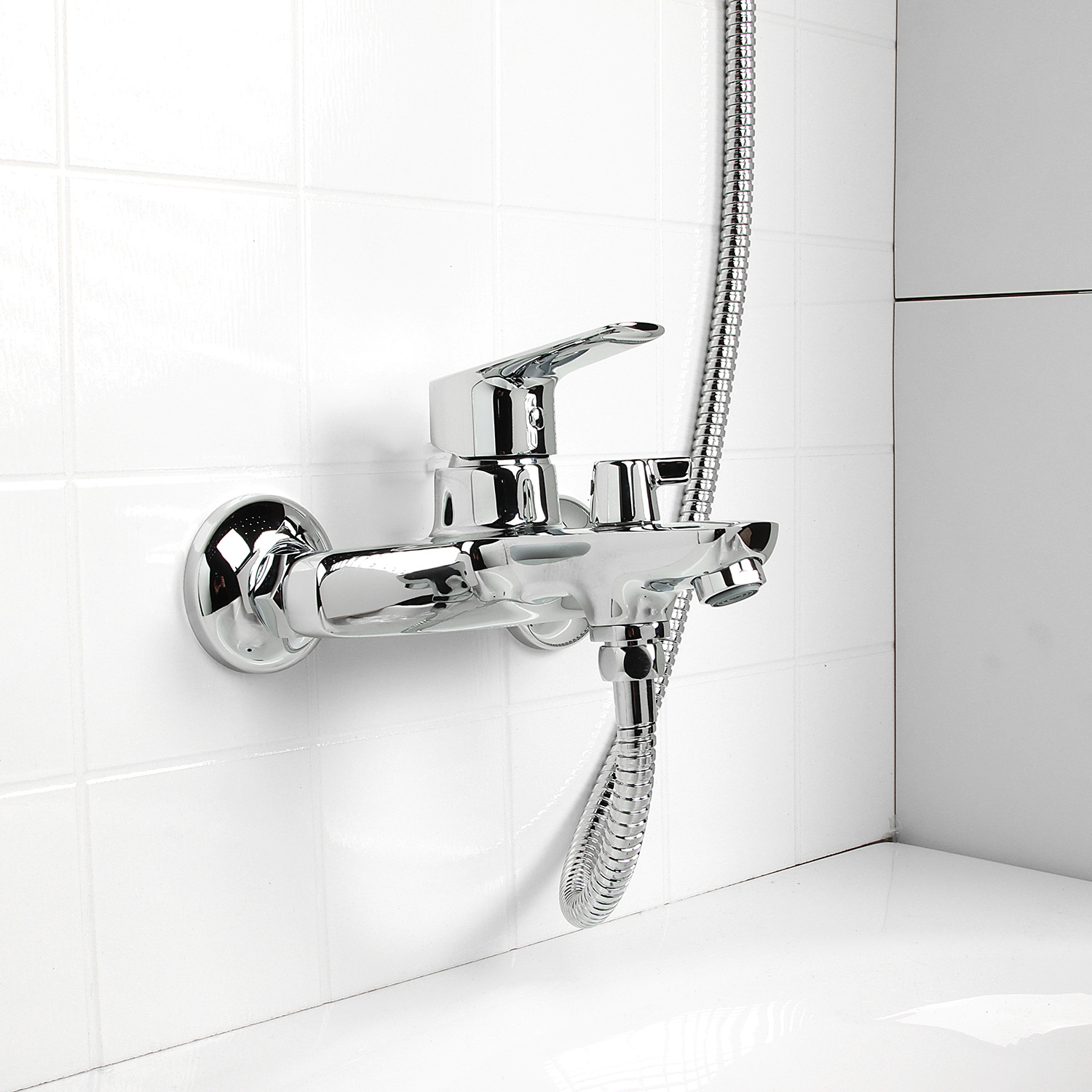 Смеситель для ванны IDDIS Vibe, короткий излив, однорычажный