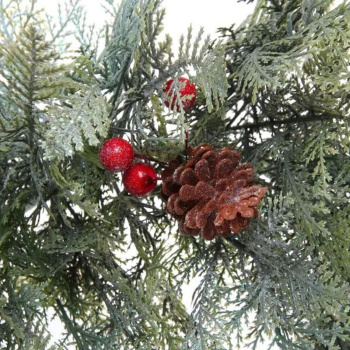 Венок хвойный "Искрящиеся ветви" d-50 см, литой ПВХ, шишки, ягоды